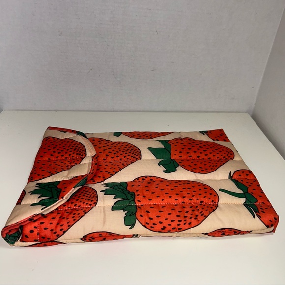 Baggu Strawberry Print Puffy Hook & Loop Tablet Sleeve Pouch - Picture 8 of 12